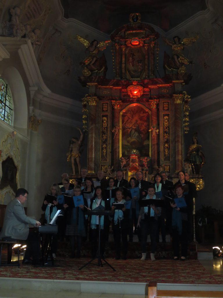 Singkreis St.Vitus Neuhausen mit Leiter Hr. Brandl am E-Piano.