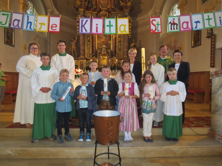 Kinder mit Gemeindereferentin Stefanie Trottmann, Pfr. Alfons Dirscherl und den Lehrerinnen Fr. Bogner und Fr. Grieb sowie den Ministranten. 