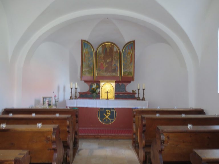 renovierten Innenraum der St.Georgs Kapelle auf dem Degenberg