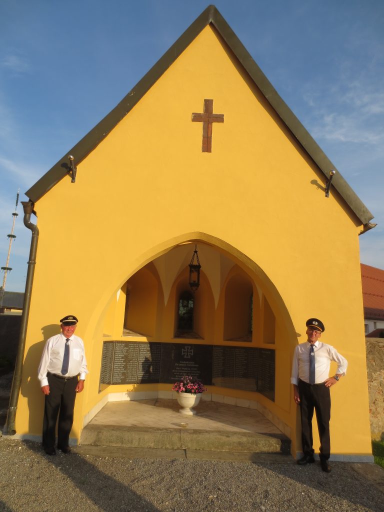 die renovierte Ölbergkapelle mit 1.Vorsitzenden KSK Schwarzach Ludwig Mika (rechts) und 2.Vorsitzenden Alfons Falk (links). 
