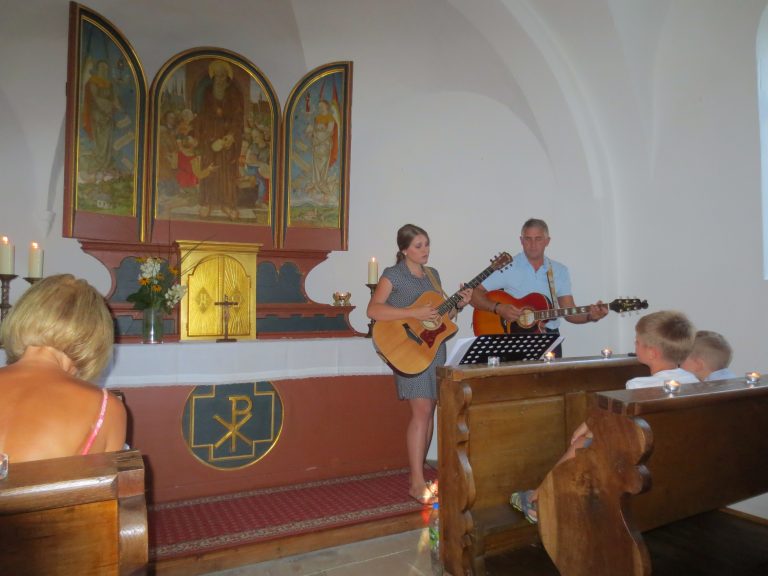 Maria und Christian Kerschl in der Degenberger St.Georgs Kapelle bei der Meditation