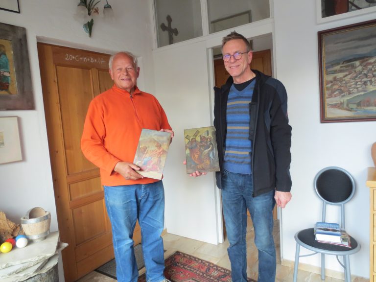 Hr. Rudi Stettmer und  Restaurator u.Kirchenmaler Hr. Peter Schwarz mit den restaurierten Kreuzwegstationen