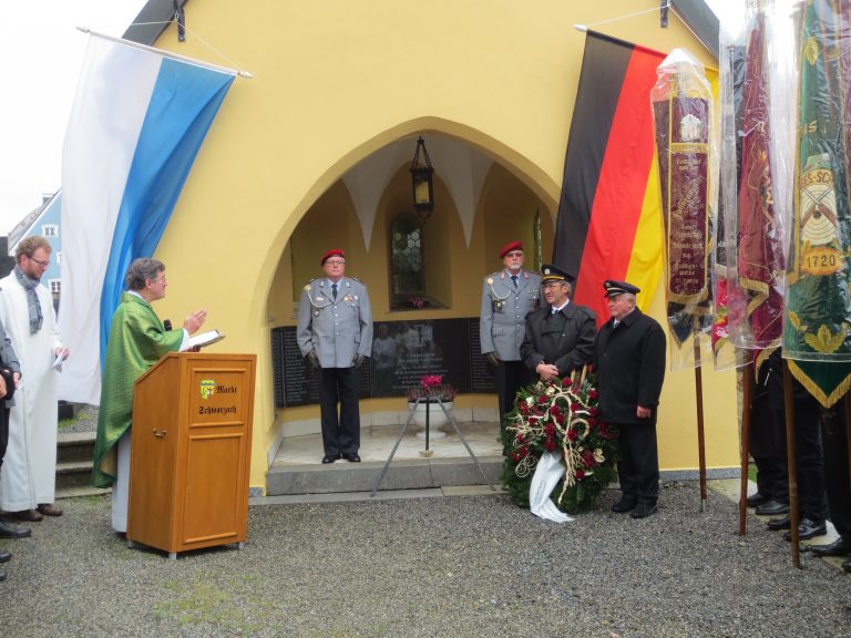 Pfr. Alfons Dirscherl bei der Segnung der renovierten Ölbergkapelle